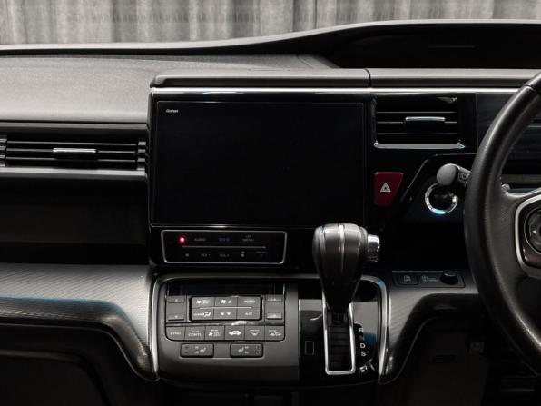 Honda Stepwgn V Рестайлинг с пробегом 2017 года, цена 2 085 000 рублей, 92000 км, минивэн, Автокод Объявления