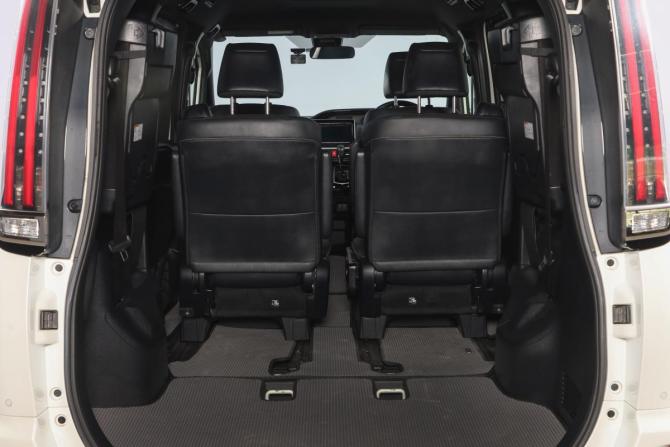 Toyota Noah III (R80) Рестайлинг с пробегом 2019 года, цена 2 799 000 рублей, 93000 км, минивэн, Автокод Объявления