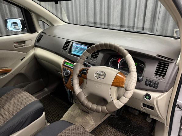 Toyota ISis I Рестайлинг с пробегом 2010 года, цена 1 089 000 рублей, 236000 км, минивэн, Автокод Объявления