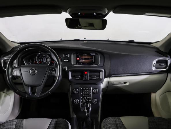 Volvo V40 Cross Country I Рестайлинг с пробегом 2018 года, цена 2 090 000 рублей, 54564 км, хэтчбек, Автокод Объявления