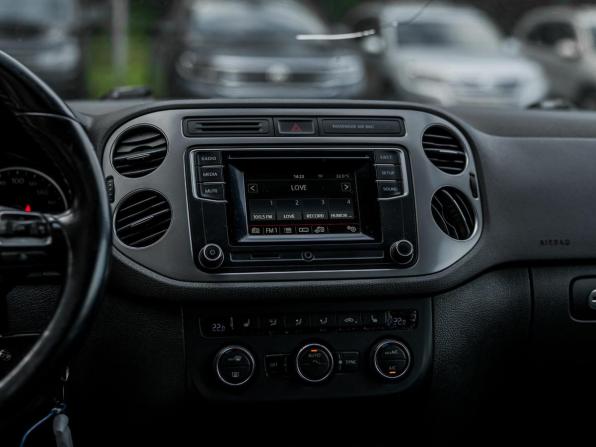 Volkswagen Tiguan I Рестайлинг с пробегом 2015 года, цена 875 000 рублей, 304649 км, внедорожник, Автокод Объявления