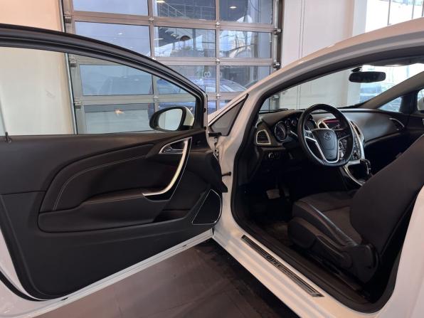 Opel Astra J Рестайлинг с пробегом 2014 года, цена 899 000 рублей, 217487 км, хэтчбек, Автокод Объявления