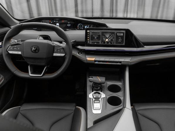 Changan UNI-V I с пробегом 2023 года, цена 2 340 000 рублей, 24761 км, лифтбек, Автокод Объявления