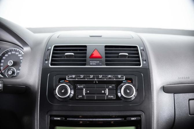 Volkswagen Touran I Рестайлинг 2 с пробегом 2010 года, цена 879 000 рублей, 222690 км, компактвэн, Автокод Объявления