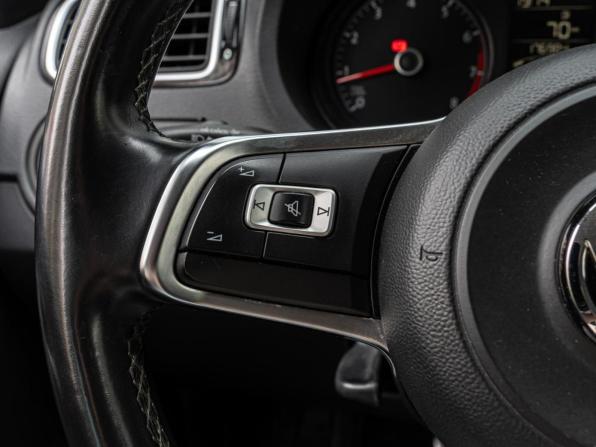 Volkswagen Polo V Рестайлинг с пробегом 2018 года, цена 1 265 000 рублей, 176984 км, седан, Автокод Объявления