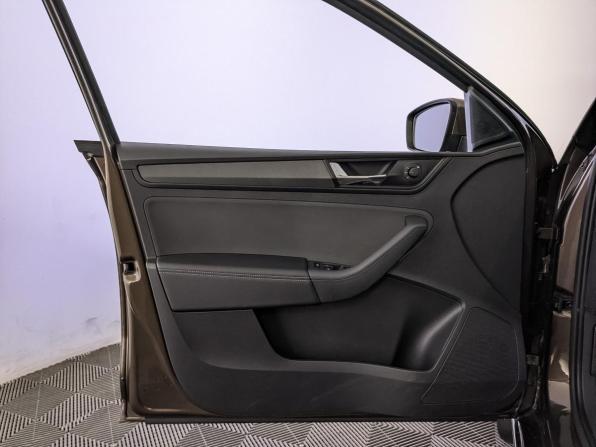 Skoda Rapid II с пробегом 2022 года, цена 2 140 000 рублей, 25059 км, лифтбек, Автокод Объявления