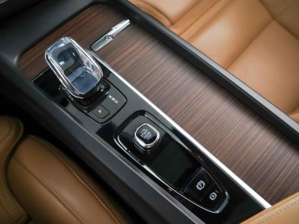 Volvo XC60 II Рестайлинг с пробегом 2021 года, цена 4 107 055 рублей, 47226 км, внедорожник, Автокод Объявления