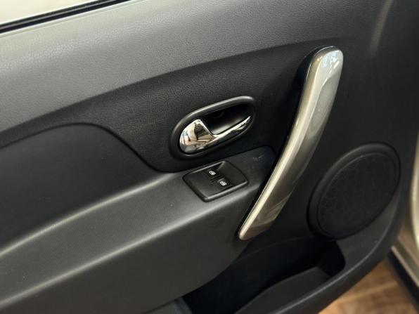 Renault Sandero II Рестайлинг с пробегом 2021 года, цена 1 348 000 рублей, 71787 км, хэтчбек, Автокод Объявления