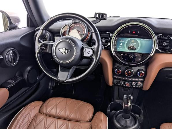 Mini Hatch III (F55/F56) Рестайлинг 2 с пробегом 2021 года, цена 2 335 000 рублей, 78539 км, хэтчбек, Автокод Объявления