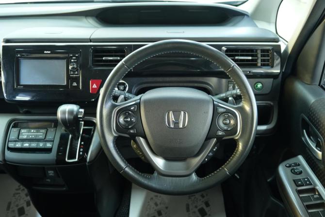 Honda Stepwgn V Рестайлинг с пробегом 2017 года, цена 2 129 000 рублей, 121000 км, минивэн, Автокод Объявления