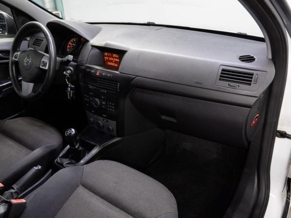 Opel Astra H Рестайлинг с пробегом 2011 года, цена 550 000 рублей, 209105 км, седан, Автокод Объявления