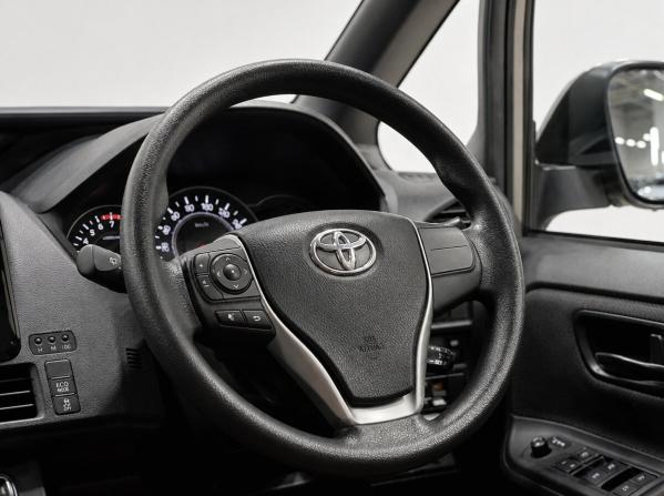 Toyota Noah III (R80) Рестайлинг с пробегом 2018 года, цена 2 150 000 рублей, 125000 км, минивэн, Автокод Объявления