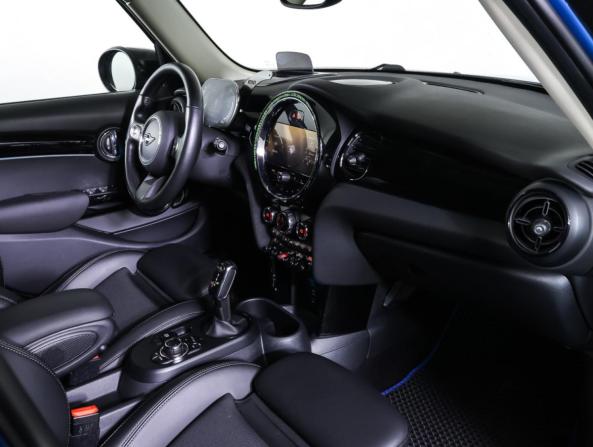 Mini Hatch III (F55/F56) Рестайлинг 2 с пробегом 2021 года, цена 3 467 000 рублей, 27016 км, хэтчбек, Автокод Объявления