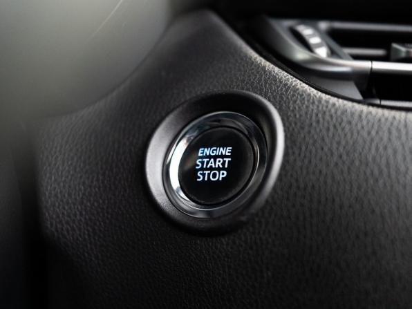 Toyota C-HR I Рестайлинг с пробегом 2019 года, цена 1 950 000 рублей, 137420 км, внедорожник, Автокод Объявления