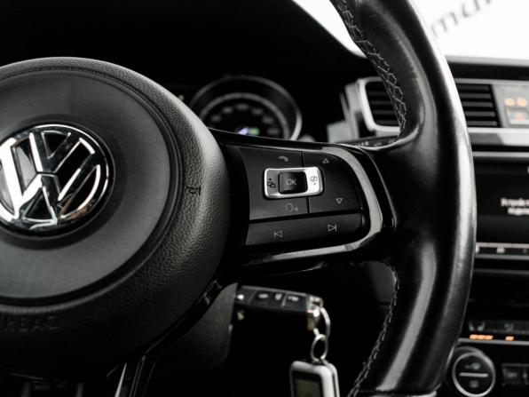 Volkswagen Golf R VII с пробегом 2015 года, цена 2 250 000 рублей, 105267 км, хэтчбек, Автокод Объявления