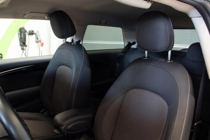 Mini Hatch III (F55/F56) Рестайлинг с пробегом 2018 года, цена 1 885 000 рублей, 76570 км, хэтчбек, Автокод Объявления