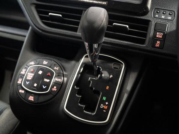 Toyota Noah III (R80) Рестайлинг с пробегом 2017 года, цена 1 950 000 рублей, 174263 км, минивэн, Автокод Объявления