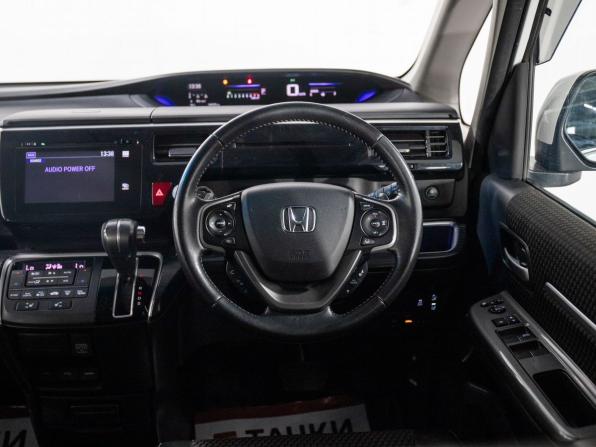 Honda Stepwgn V с пробегом 2015 года, цена 1 700 000 рублей, 144725 км, минивэн, Автокод Объявления