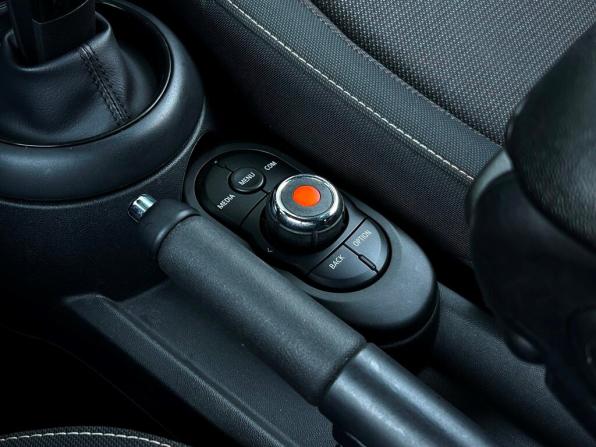 Mini Hatch III (F55/F56) Рестайлинг с пробегом 2021 года, цена 2 220 700 рублей, 108117 км, хэтчбек, Автокод Объявления