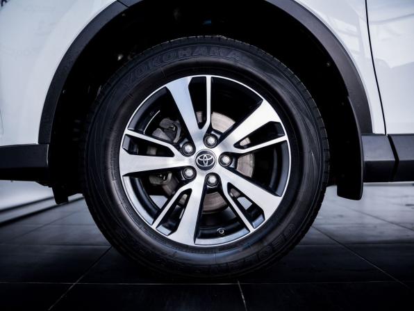 Toyota RAV4 IV (XA40) Рестайлинг с пробегом 2016 года, цена 2 235 000 рублей, 126670 км, внедорожник, Автокод Объявления