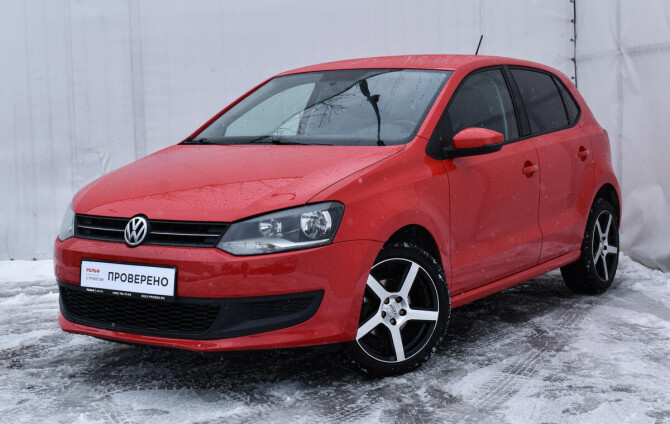 Polo Hatchback красный белые диски ралли