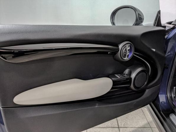 Mini Hatch III (F55/F56) Рестайлинг с пробегом 2018 года, цена 1 695 000 рублей, 100450 км, хэтчбек, Автокод Объявления