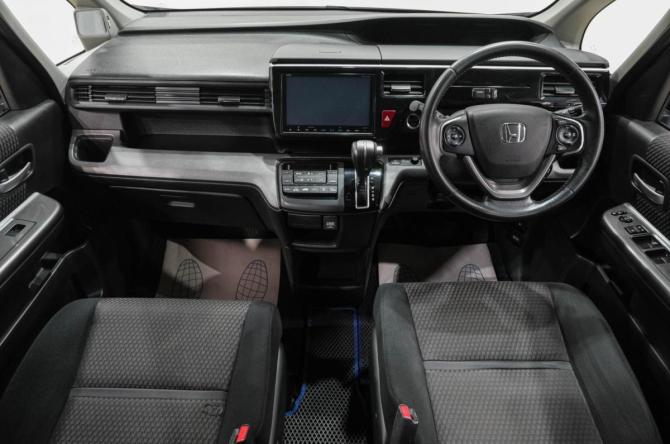 Honda Stepwgn V с пробегом 2016 года, цена 1 799 000 рублей, 117000 км, минивэн, Автокод Объявления