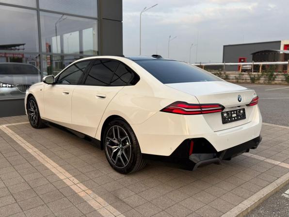 BMW 5 серии VIII (G60/G61/G68) с пробегом 2023 года, цена 8 660 000 рублей, 300 км, седан, Автокод Объявления