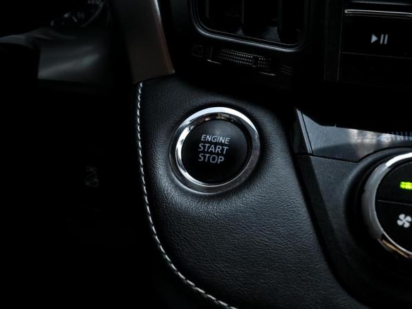 Toyota RAV4 IV (XA40) Рестайлинг с пробегом 2017 года, цена 2 099 000 рублей, 187439 км, внедорожник, Автокод Объявления
