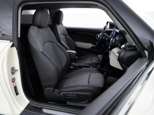 Mini Hatch III (F55/F56) с пробегом 2015 года, цена 1 749 999 рублей, 158997 км, хэтчбек, Автокод Объявления