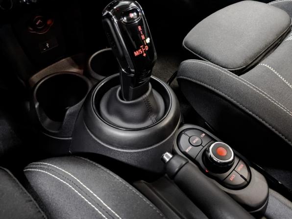 Mini Hatch III (F55/F56) Рестайлинг с пробегом 2021 года, цена 2 950 000 рублей, 65664 км, хэтчбек, Автокод Объявления
