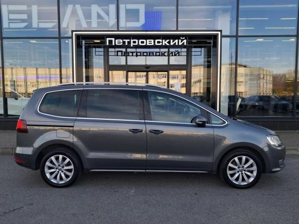 Volkswagen Sharan II Рестайлинг с пробегом 2018 года, цена 1 747 000 рублей, 162170 км, минивэн, Автокод Объявления