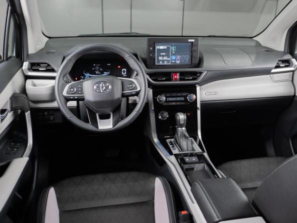 Toyota Veloz с пробегом 2023 года, цена 4 249 000 рублей, 38 км, минивэн, Автокод Объявления