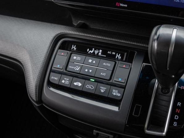 Honda Stepwgn V с пробегом 2015 года, цена 2 050 000 рублей, 106536 км, минивэн, Автокод Объявления