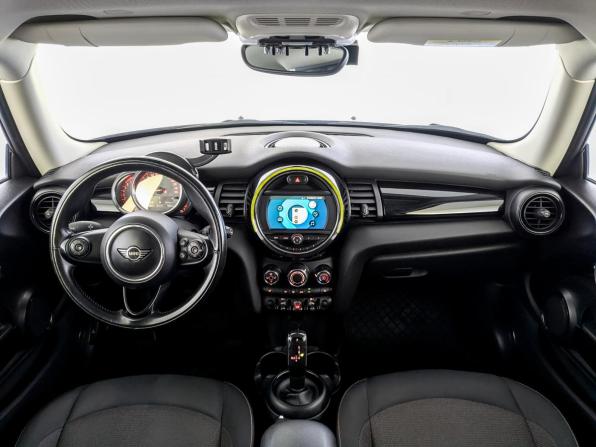 Mini Hatch III (F55/F56) Рестайлинг с пробегом 2018 года, цена 1 715 000 рублей, 81512 км, хэтчбек, Автокод Объявления