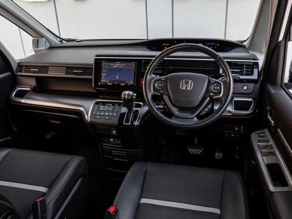 Honda Stepwgn V Рестайлинг с пробегом 2018 года, цена 2 445 000 рублей, 72757 км, минивэн, Автокод Объявления