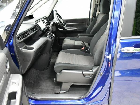 Honda Stepwgn V с пробегом 2017 года, цена 1 925 000 рублей, 67612 км, минивэн, Автокод Объявления