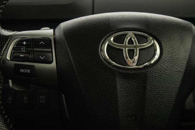 Toyota Voxy II (R70) Рестайлинг с пробегом 2012 года, цена 1 329 000 рублей, 325993 км, минивэн, Автокод Объявления