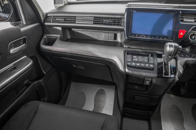 Honda Stepwgn V Рестайлинг с пробегом 2017 года, цена 2 079 000 рублей, 117000 км, минивэн, Автокод Объявления