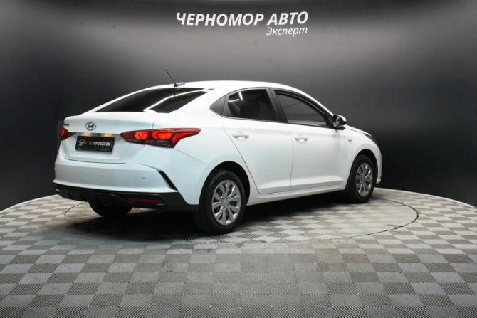 Hyundai Solaris II Рестайлинг с пробегом 2021 года, цена 1 365 000 рублей, 180000 км, седан, Автокод Объявления