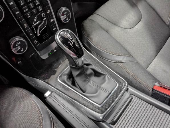 Volvo V40 Cross Country I Рестайлинг с пробегом 2019 года, цена 2 095 000 рублей, 64100 км, хэтчбек, Автокод Объявления