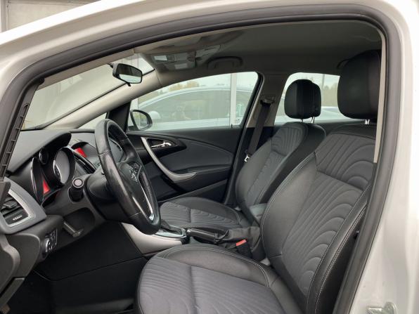 Opel Astra J Рестайлинг с пробегом 2013 года, цена 899 000 рублей, 144330 км, седан, Автокод Объявления