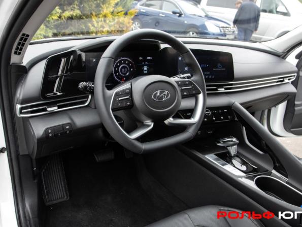 Hyundai Elantra VII (CN7) с пробегом 2023 года, цена 2 289 000 рублей, 300 км, седан, Автокод Объявления