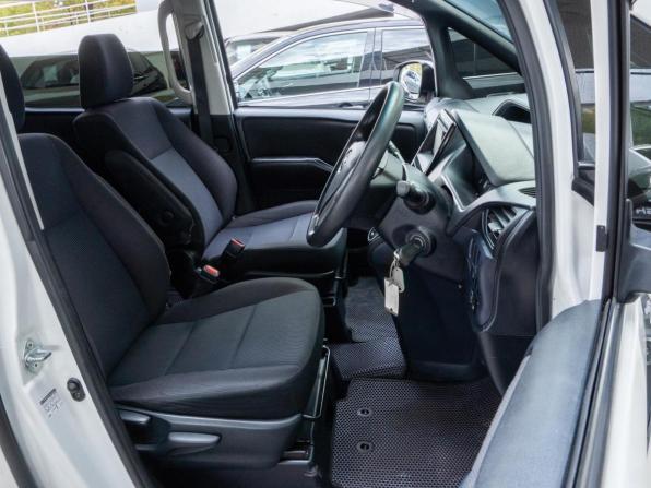 Toyota Noah III (R80) с пробегом 2015 года, цена 1 599 000 рублей, 215332 км, минивэн, Автокод Объявления