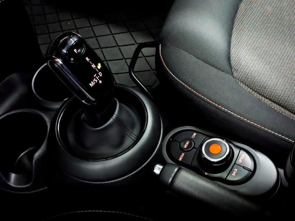 Mini Hatch III (F55/F56) Рестайлинг с пробегом 2019 года, цена 1 915 000 рублей, 42925 км, хэтчбек, Автокод Объявления