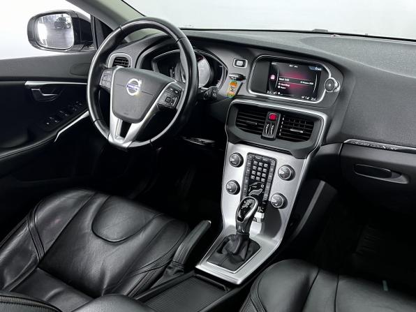 Volvo V40 Cross Country I Рестайлинг с пробегом 2016 года, цена 1 500 000 рублей, 212582 км, хэтчбек, Автокод Объявления