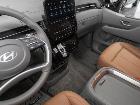 Hyundai Staria I с пробегом 2024 года, цена 7 700 000 рублей, 7483 км, минивэн, Автокод Объявления