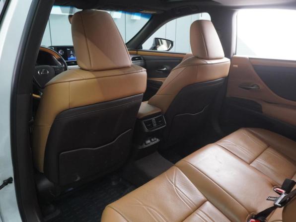 Lexus ES VII с пробегом 2018 года, цена 3 922 000 рублей, 103867 км, седан, Автокод Объявления