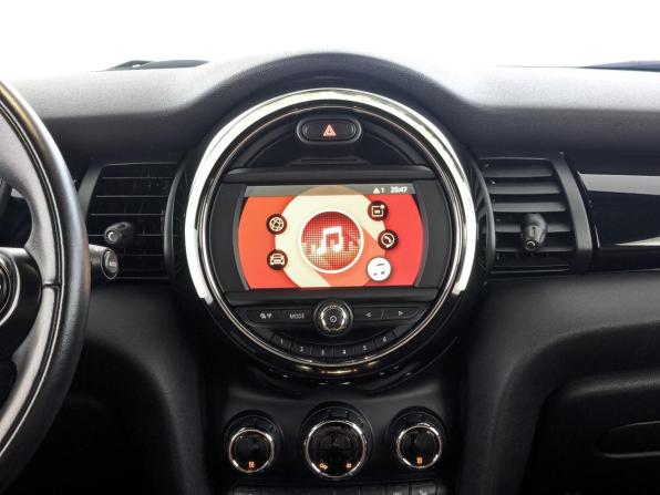 Mini Hatch III (F55/F56) Рестайлинг с пробегом 2021 года, цена 2 300 000 рублей, 57123 км, хэтчбек, Автокод Объявления