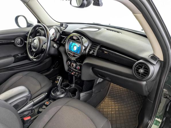 Mini Hatch III (F55/F56) Рестайлинг с пробегом 2018 года, цена 1 715 000 рублей, 81512 км, хэтчбек, Автокод Объявления